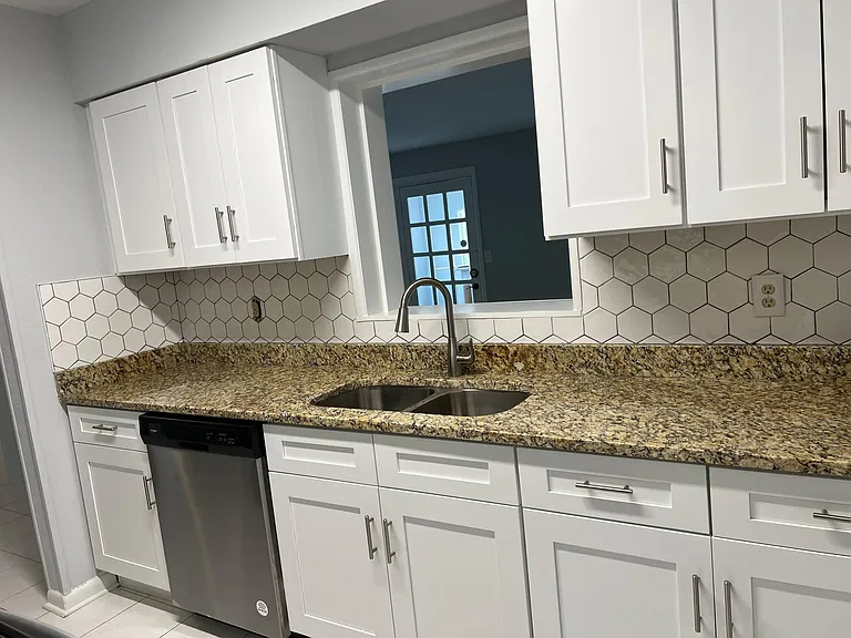 Fully remodeled kitchen, new stainless steel appliances, granite, and cabinets