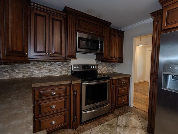 5th image of 110 Emerald Dr