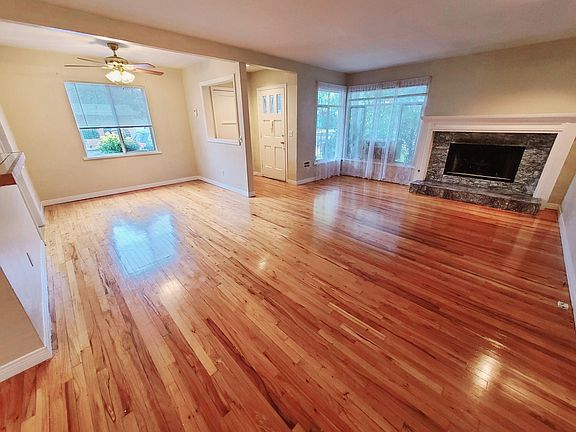 4th image of 22503 Clarendon St