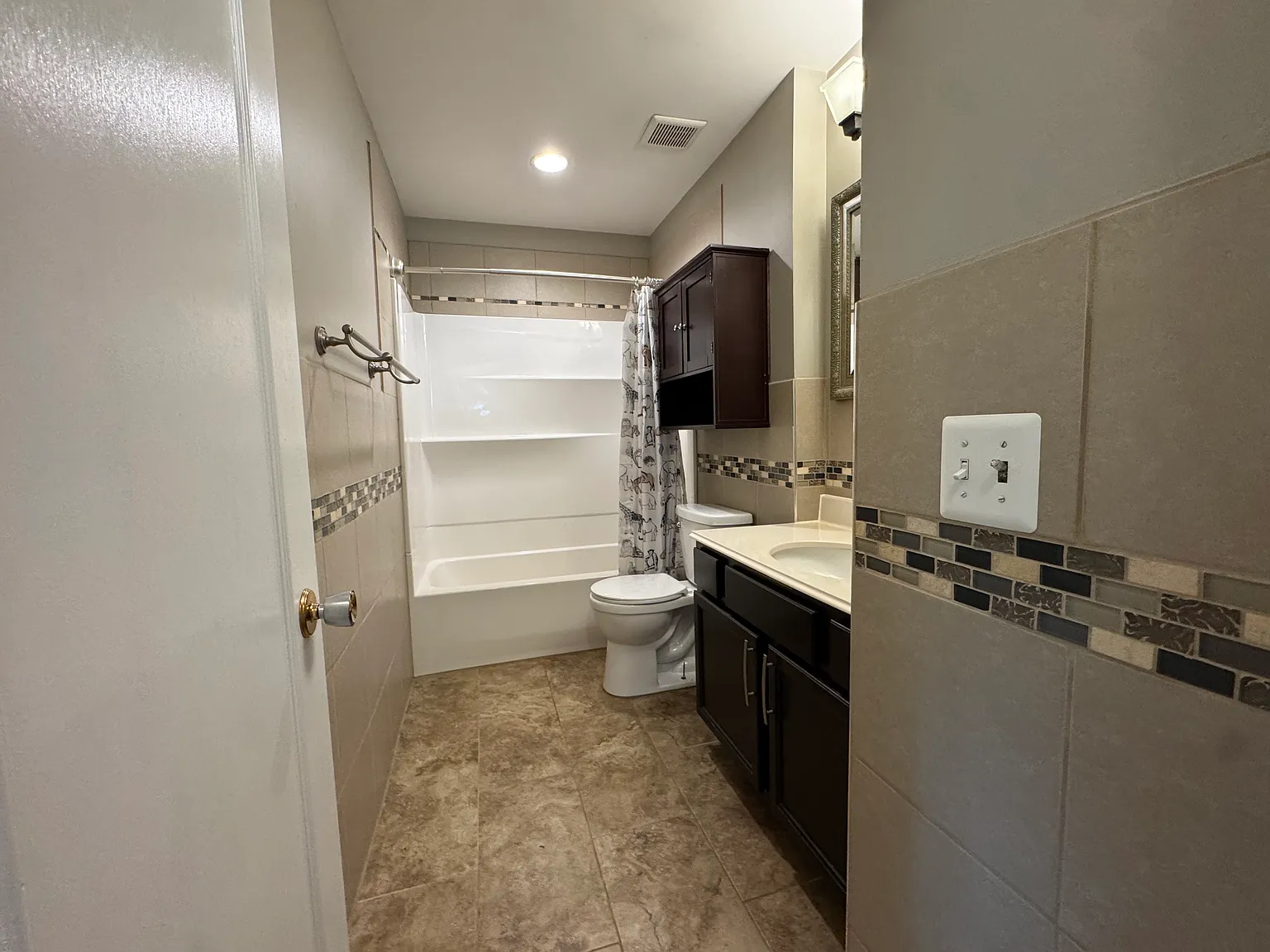 3 bed, 910 sqft, $1,575 — Photo 3