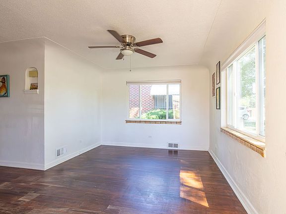 2nd image of 2233 Poplar St
