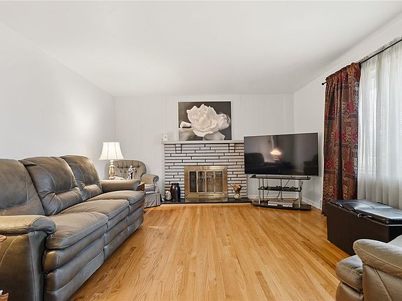 2nd image of 104 Willow Dr