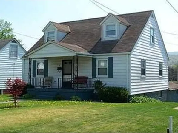 15 Oak St, Fairchance, PA 15436