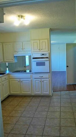4 bed, 2.5 bath, 2500 sqft, $1,700 — Photo 3