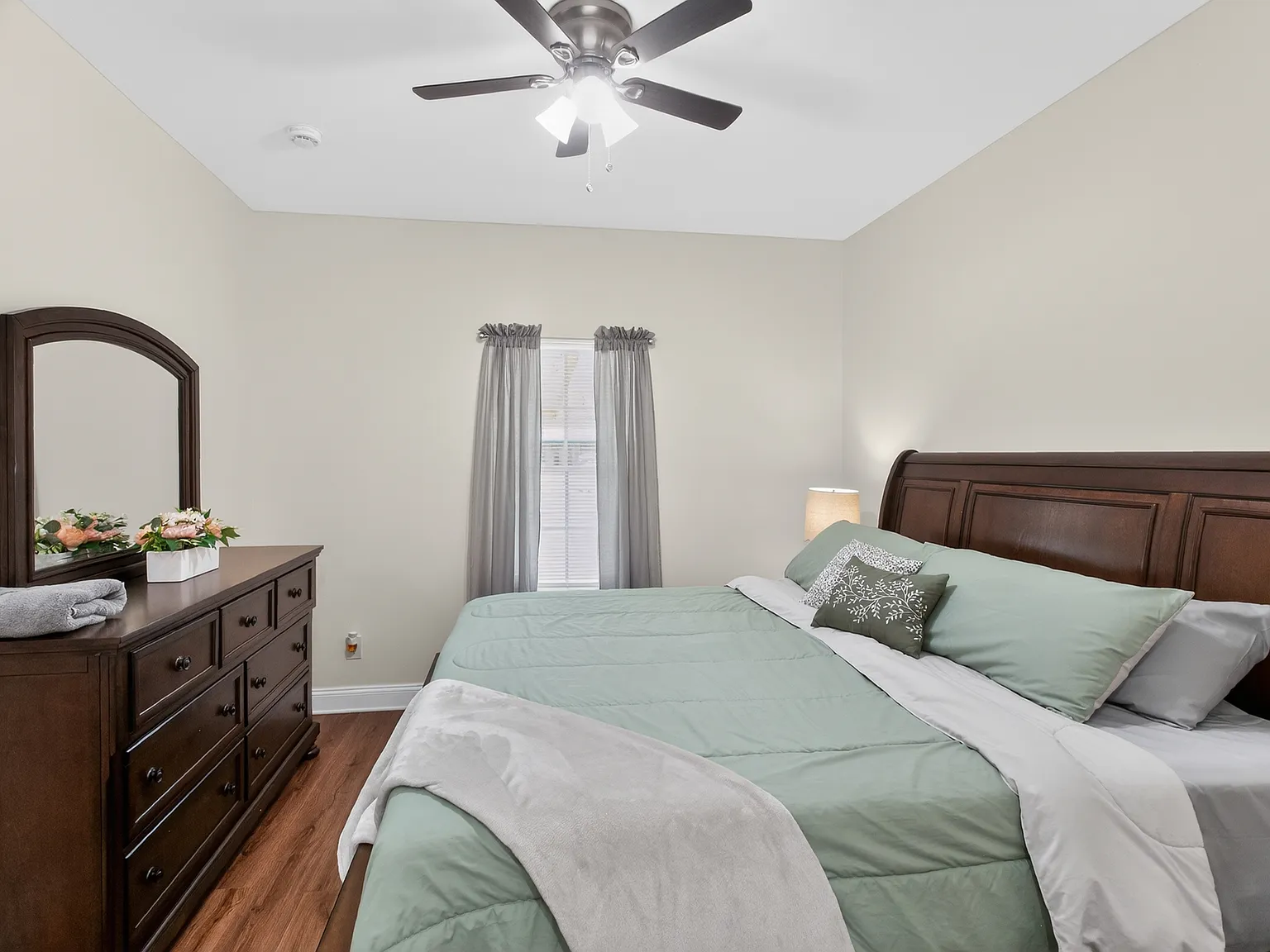 3 bed, 1300 sqft, $3,700 — Photo 3