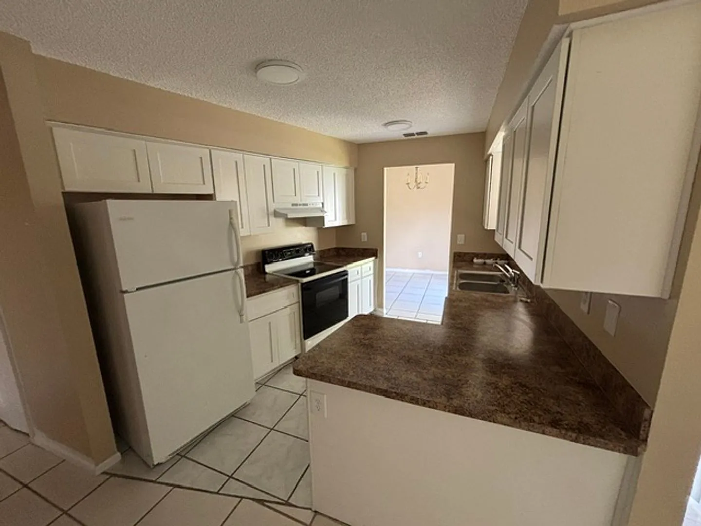 3 Bedroom, 2 Bath, 2 Car Garage Rental — Photo 3
