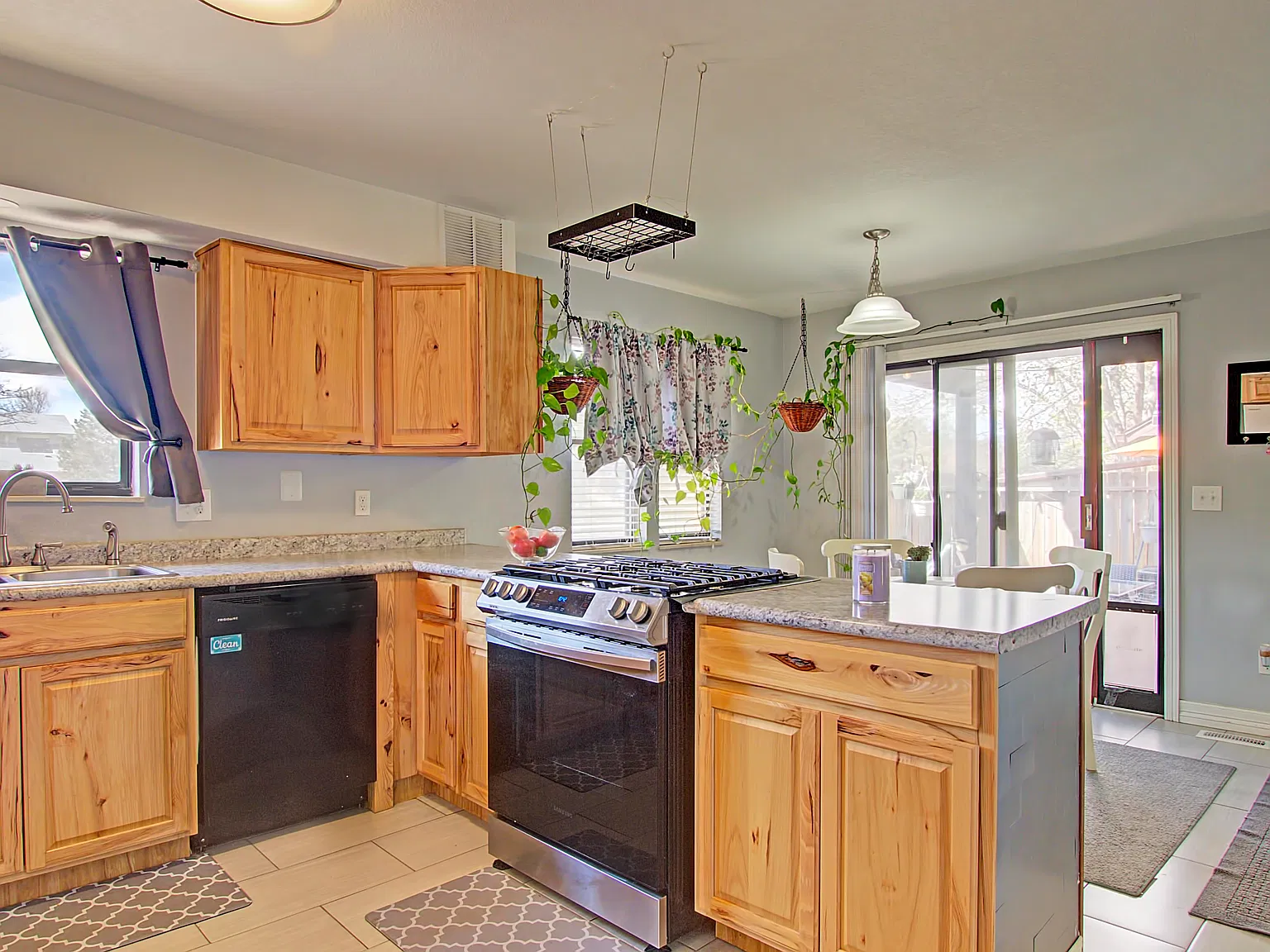 3 bed, 2.5 bath, 1922 sqft, $2,273 — Photo 3