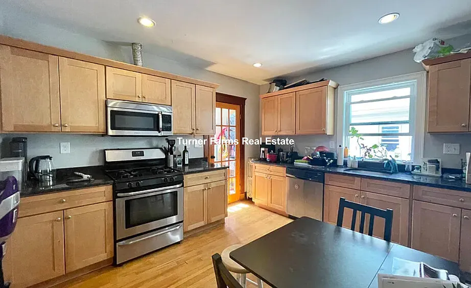 6 bed, 9999 sqft, $8,125 — Photo 1