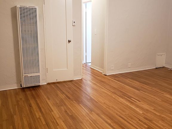 Living room (view 2)