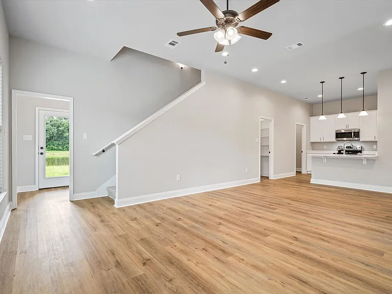 950 Gibson Ct — Photo 2