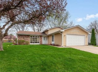 935 Brower Dr, Roselle, IL 60172