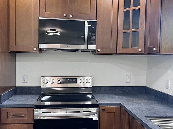 4th image of 837 Walnut Ln