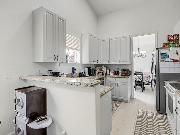 4th image of 2930 37th Ave NE