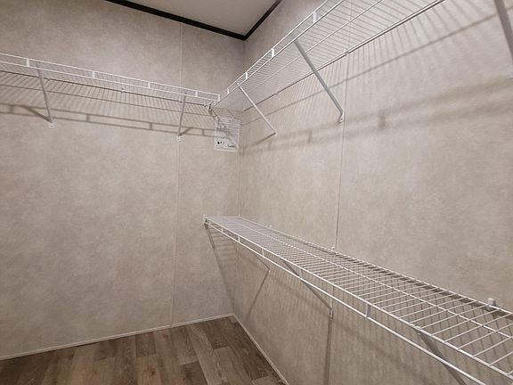 4th image of 582 Courtland Ln #200