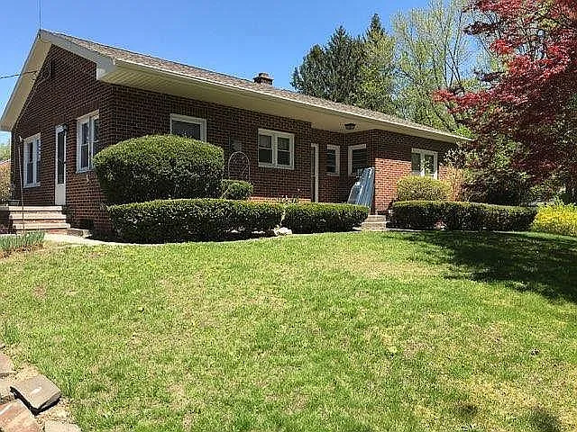 279 Osborne Rd — Photo 2