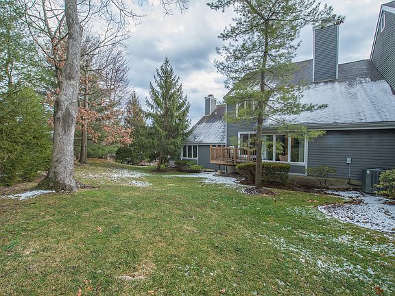 3rd image of 4 Crescent Hollow Ct