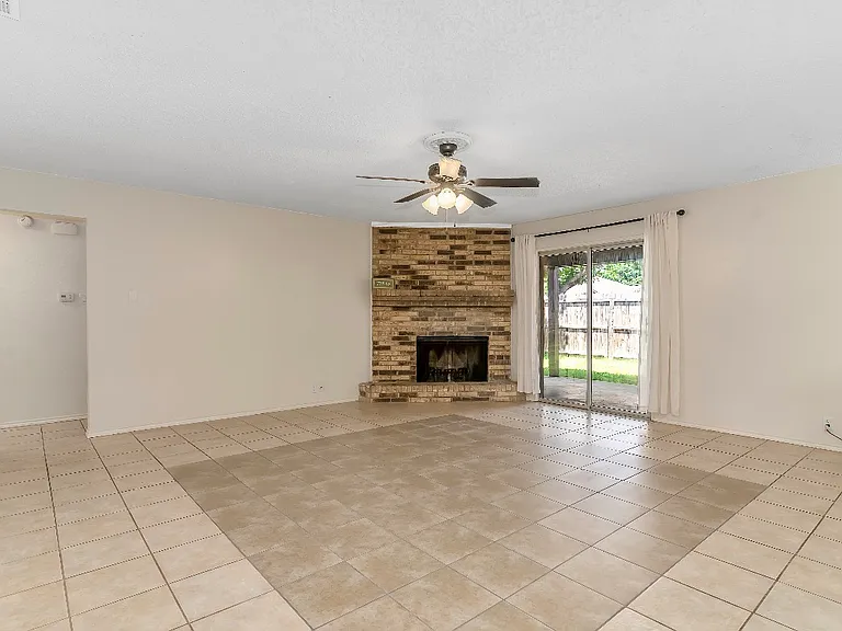 1401 N Nolan River Rd #A — Photo 6