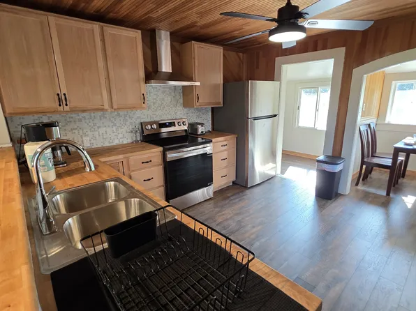 912 North St, McCloud, CA 96057