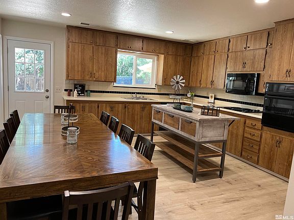 4th image of 152 E Greenbrae Dr