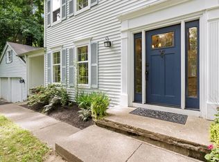 9 Sassafras Ln, Pittsford, NY 14534