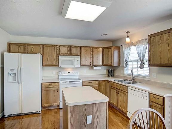 4th image of 2445 Featherston Dr