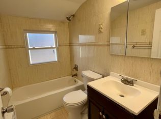 4 Rigger Ln #2, Levittown, NY 11756