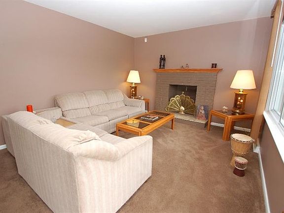 4th image of 961 Lucy Ln