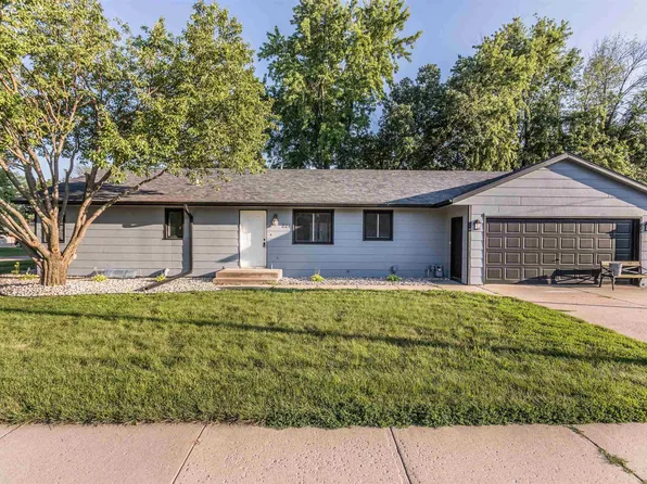 221 E 5th Ave, Lennox, SD 57039