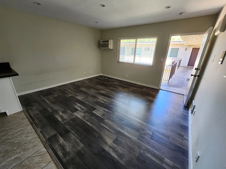 14603 Delano St #18 — Photo 9