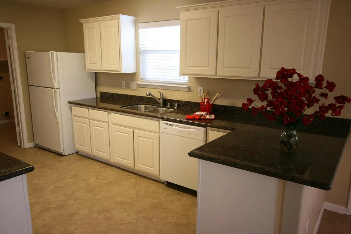 4 bed, 2.5 bath, 1800 sqft, $1,975 — Photo 3