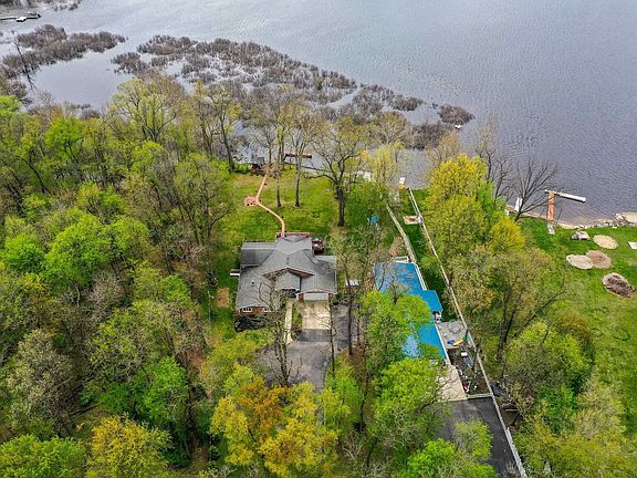 3rd image of 22618 Lake Shore Dr