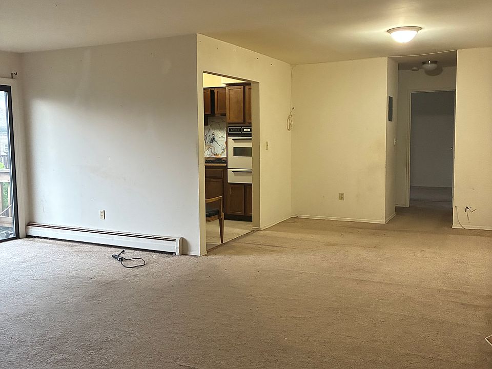 1st image of 204 Sneden Pl W #204