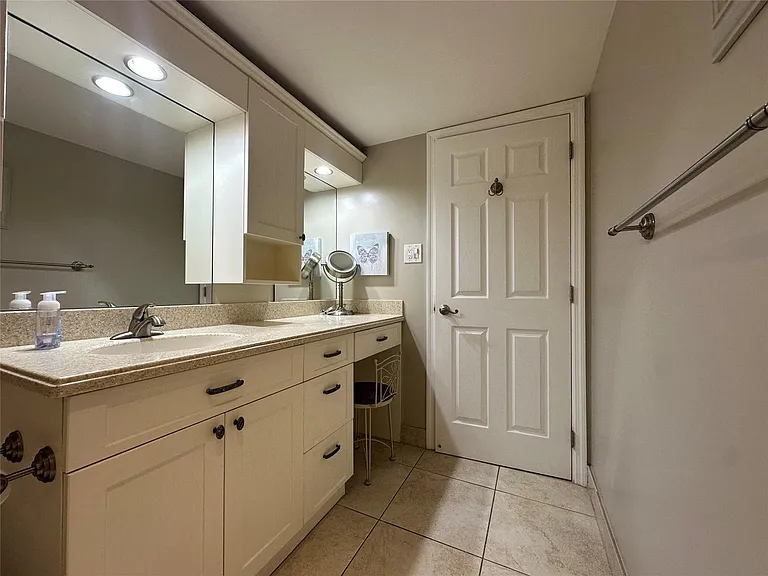 17801 N Bay Rd #212 — Photo 22