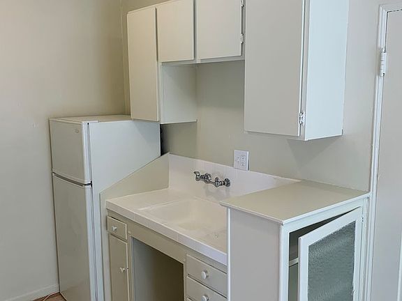 4th image of 427 N Adams St #14