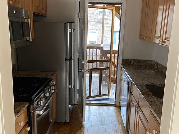 4th image of 611.5 W Arlington Pl #1S
