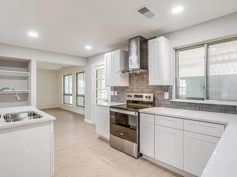 802 Sutton Ct — Photo 17