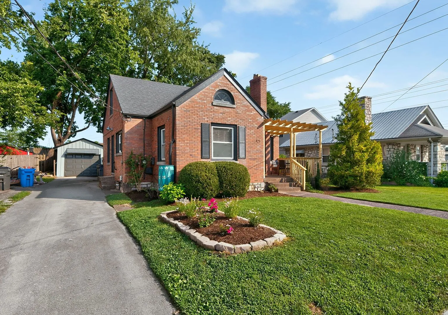 Adorable 3 bedroom downtown bungalow — Photo 3