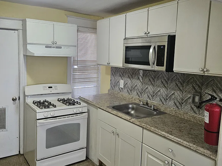 1916 Magellan Ave — Photo 10