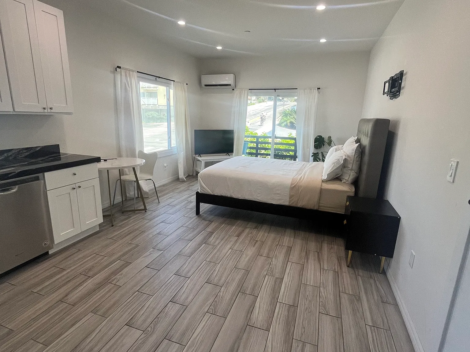 Studio, 600 sqft, $3,900 — Photo 2