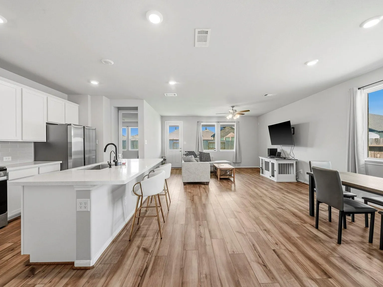 4 bed, 3.0 bath, 1886 sqft, $2,500 — Photo 4