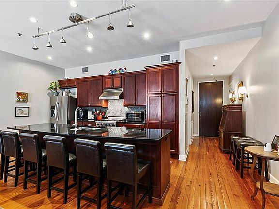 3rd image of 711 Tchoupitoulas St APT 303