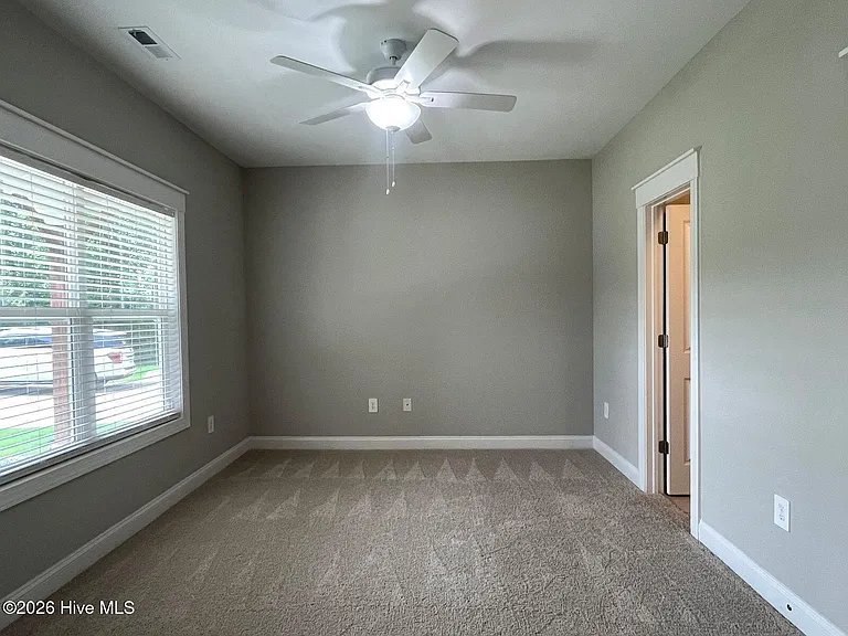 404 Endicott Ct — Photo 2