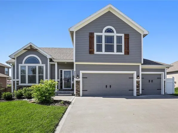 2506 E Maple Ct, Tonganoxie, KS 66086