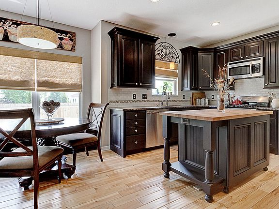 3rd image of 831 Lismore Pl
