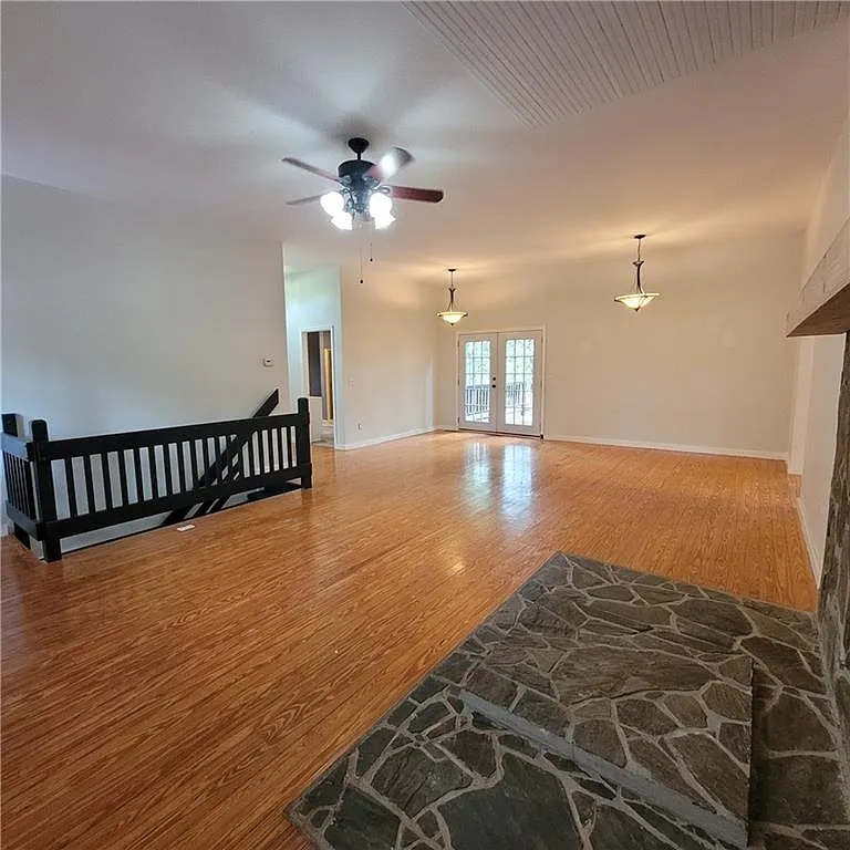 4 bed, 2.0 bath, 2520 sqft, $2,500 — Photo 3