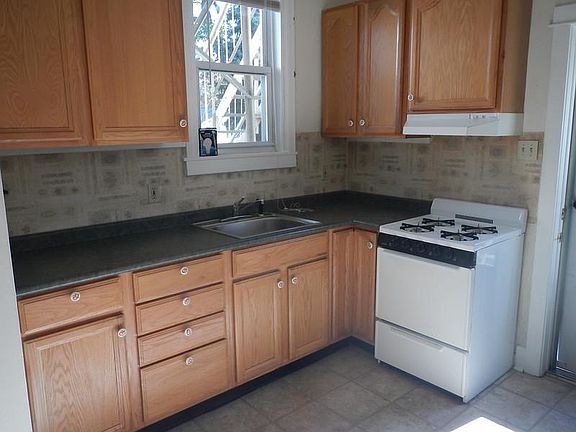 5th image of 132 Linden Ave APT 1