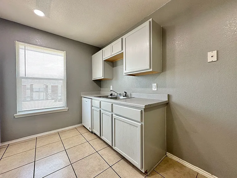 1704 Spring Rose Cir — Photo 46