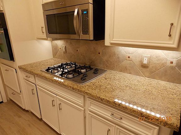 Gas's Cooktop Stove and Microwave.