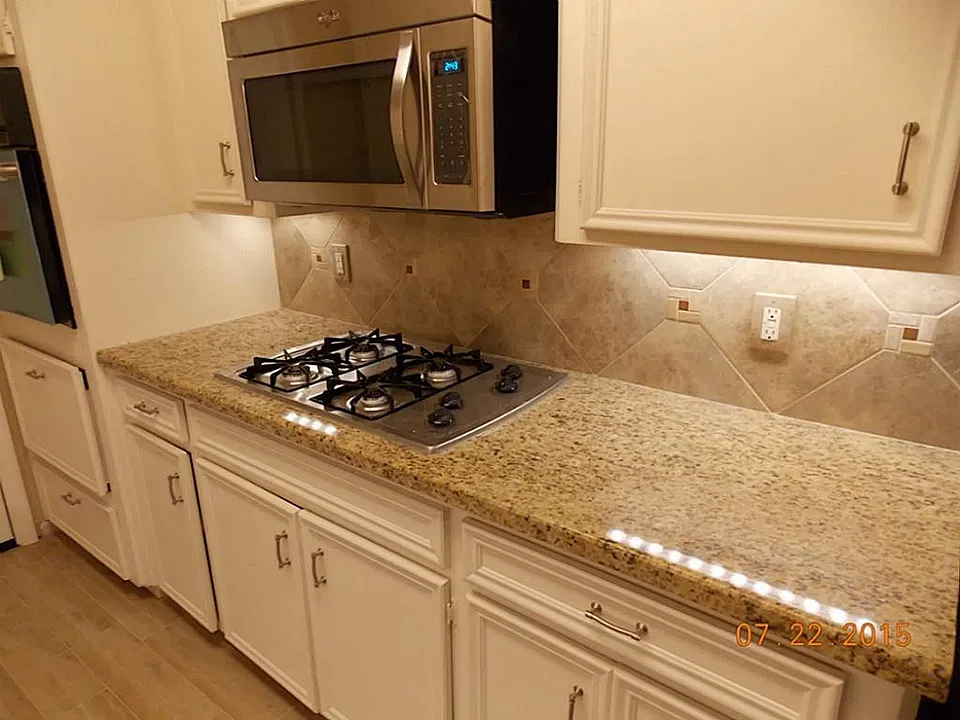 Gas's Cooktop Stove and Microwave.