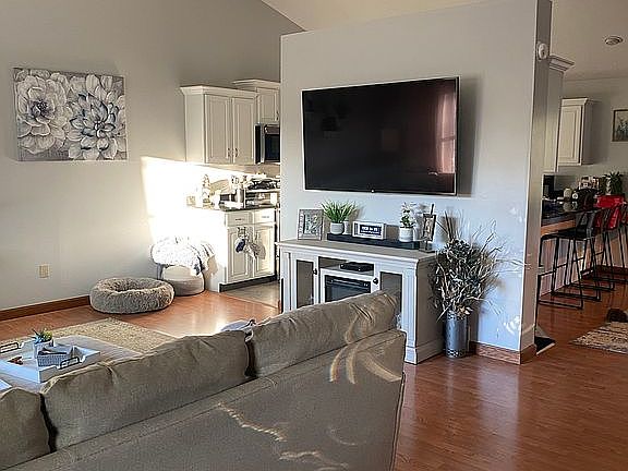 5th image of 958 Shaw Ct